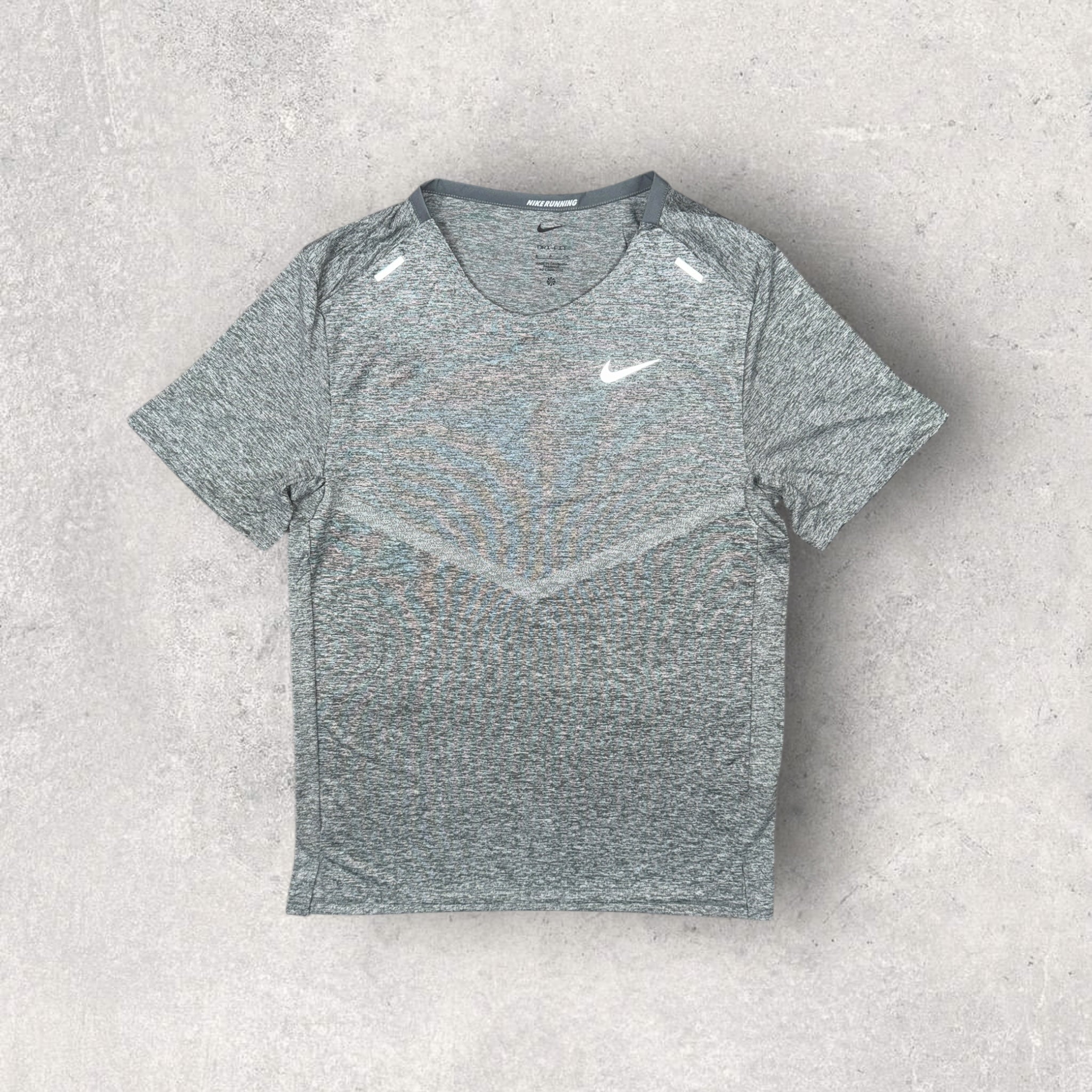 NIKE RISE 365 T-SHIRT/NIKE STRIDE FLEX SHORT - SMOKE GREY/GREY