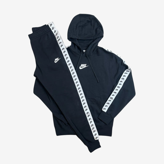NIKE ESSENTIALS FLEECE TRACKSUIT - BLACK