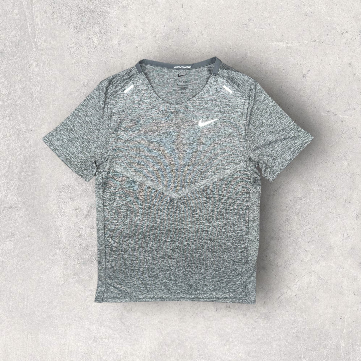 NIKE RISE 365 T-SHIRT/NIKE STRIDE FLEX SHORT - SMOKE GREY/GREY