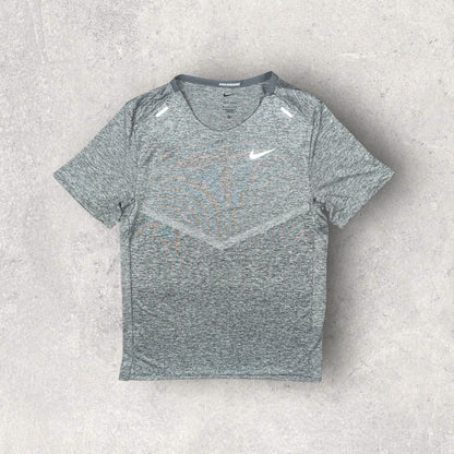 NIKE RISE 365 T-SHIRT/NIKE STRIDE FLEX SHORT - SMOKE GREY/GREY