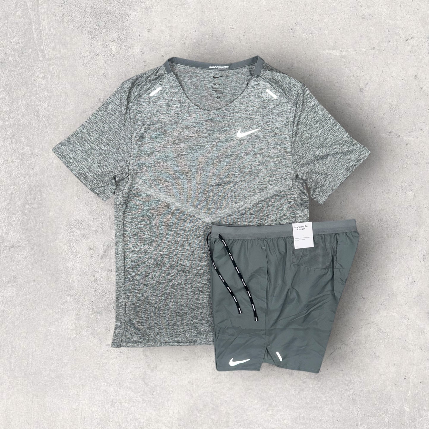 NIKE RISE 365 T-SHIRT/NIKE STRIDE FLEX SHORT - SMOKE GREY/GREY