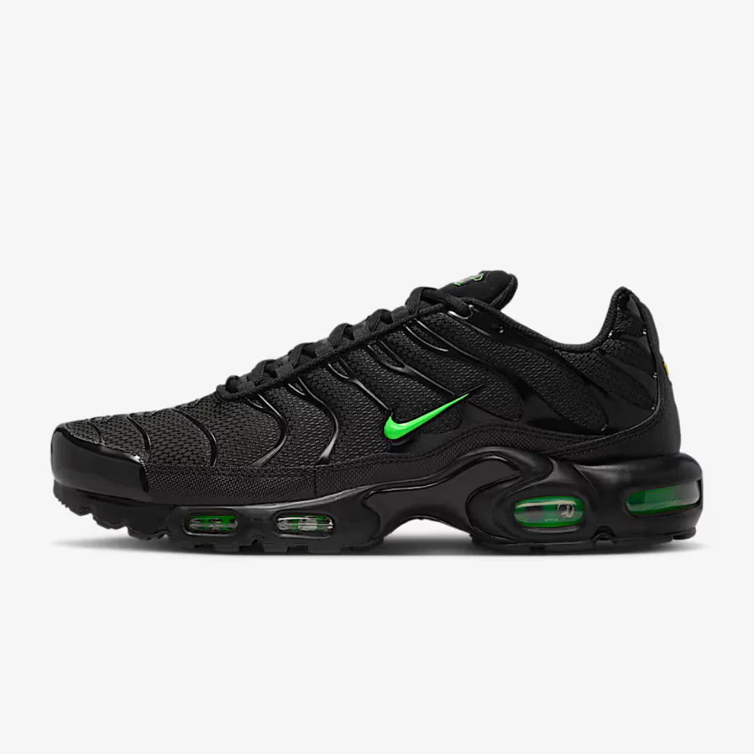 NIKE AIR MAX PLUS TN - BLACK/GREEN STRIKE