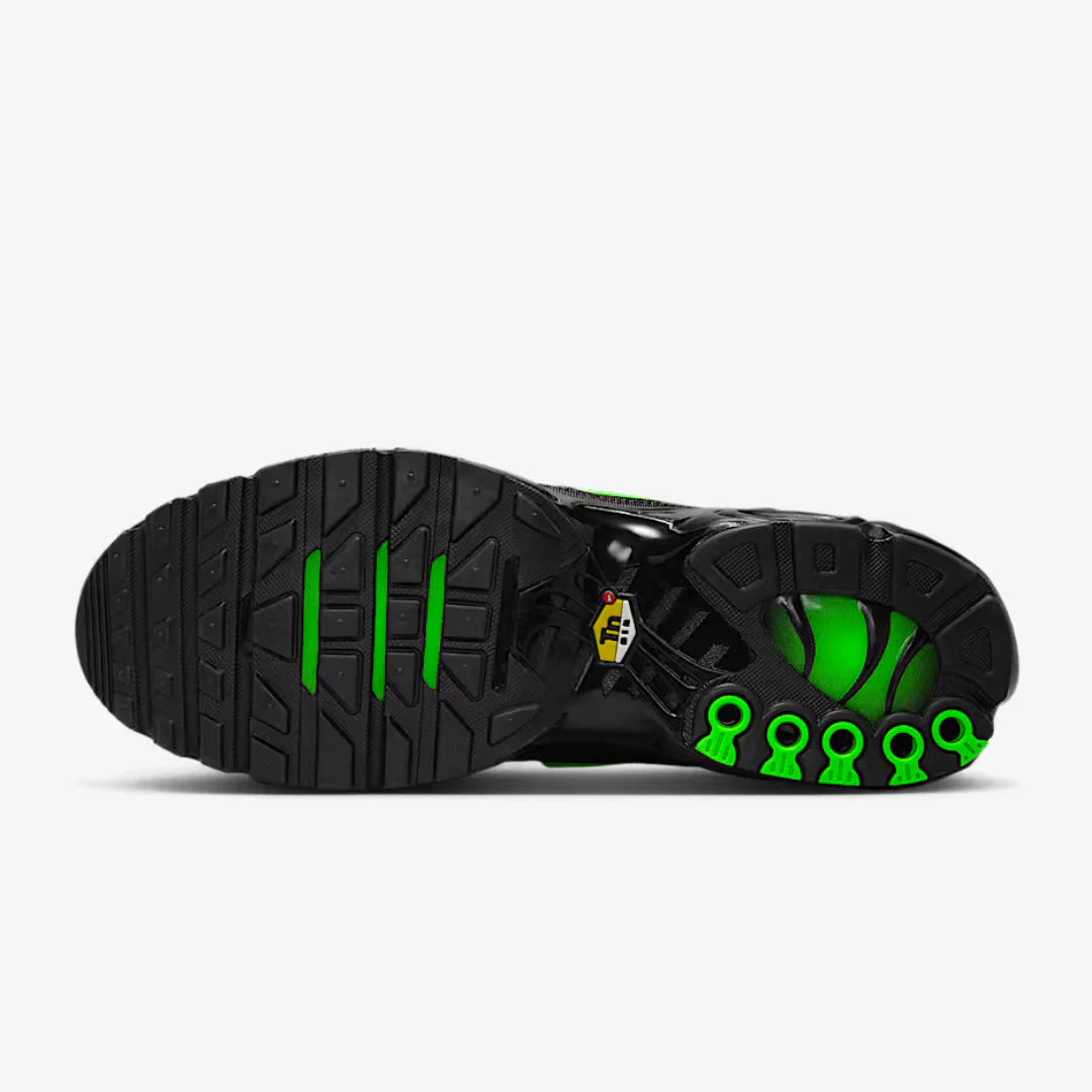 NIKE AIR MAX PLUS TN - BLACK/GREEN STRIKE